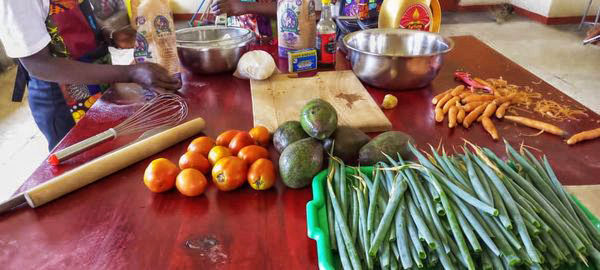 Unsere Trainees lernen von Köchin und Lehrerin Teddy (fast) alles, was der Magen begehrt. Heute sind sie in der sogenannten weißen Küche am Werken, hier wird mit Gas und Solar-Strom gekocht und Salate, Gemüse und diverse Snacks zubereitet.