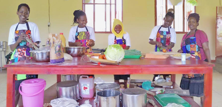 Unsere Trainees lernen von Köchin und Lehrerin Teddy (fast) alles, was der Magen begehrt. Heute sind sie in der sogenannten weißen Küche am Werken, hier wird mit Gas und Solar-Strom gekocht und Salate, Gemüse und diverse Snacks zubereitet.