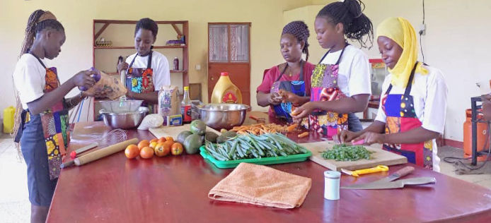 Unsere Trainees lernen von Köchin und Lehrerin Teddy (fast) alles, was der Magen begehrt. Heute sind sie in der sogenannten weißen Küche am Werken, hier wird mit Gas und Solar-Strom gekocht und Salate, Gemüse und diverse Snacks zubereitet.