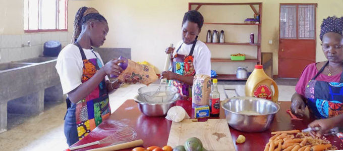 Unsere Trainees lernen von Köchin und Lehrerin Teddy (fast) alles, was der Magen begehrt. Heute sind sie in der sogenannten weißen Küche am Werken, hier wird mit Gas und Solar-Strom gekocht und Salate, Gemüse und diverse Snacks zubereitet.