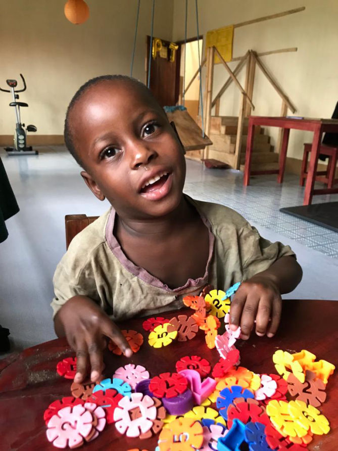 Jonathan, ein Bub aus unserer Schule in Busunju, hat mir aufgetragen alle Spender zu grüßen