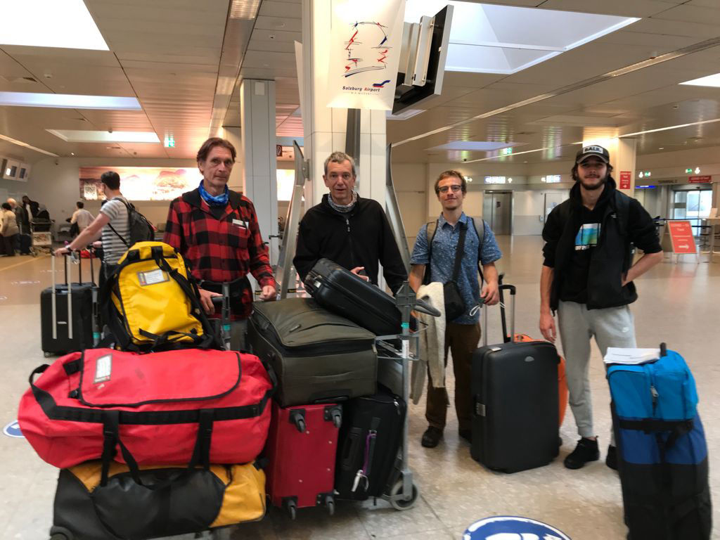 Kindern eine Chance: 8. September Aus Stefans Tagebuch  Unsere kleine Reisegruppe sind (von links) Gunter Schlemmer, mehrfacher Wiederholungstäter in Sachen Ugandaeinsatz und ich, Stefan Pleger, Leo Mantl - unser neuer Zivildiener, Niklas Gsaxner - ein Freiwilliger