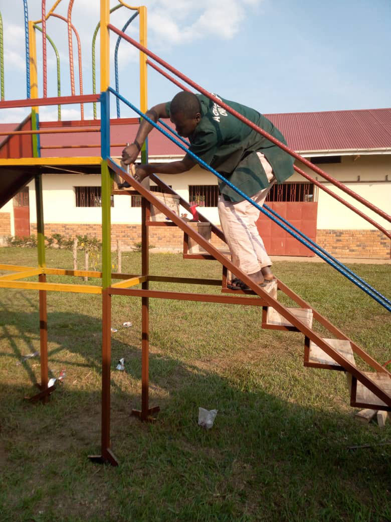 die Kindergartenkinder in Nakaziba haben die Geräte sofort begeistert in Beschlag genommen. 