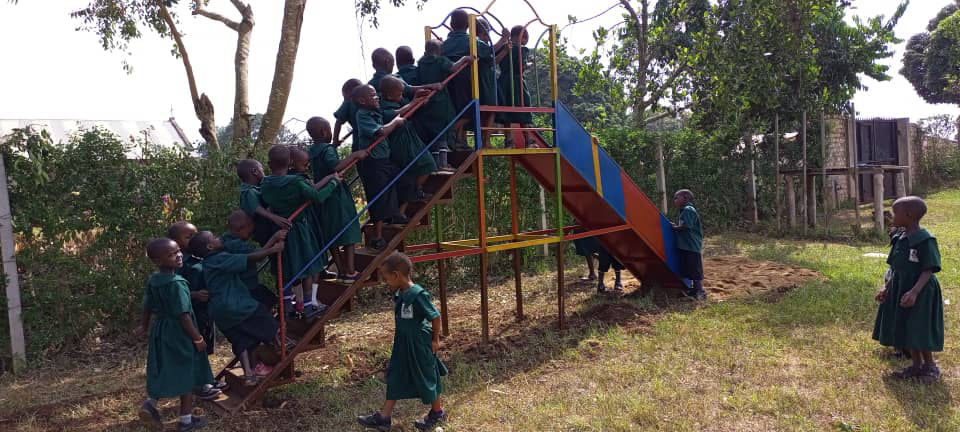 die Kindergartenkinder in Nakaziba haben die Geräte sofort begeistert in Beschlag genommen. 