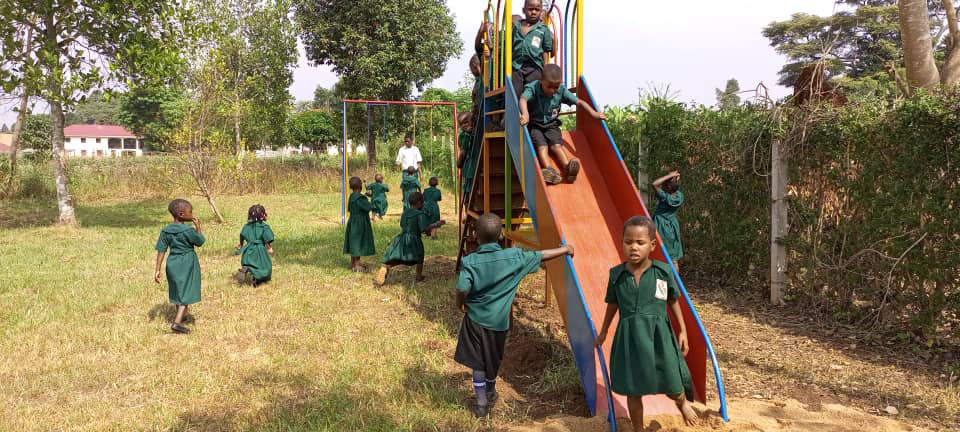 die Kindergartenkinder in Nakaziba haben die Geräte sofort begeistert in Beschlag genommen. 