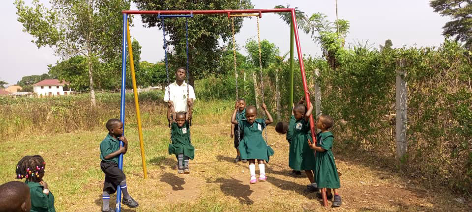 die Kindergartenkinder in Nakaziba haben die Geräte sofort begeistert in Beschlag genommen. 