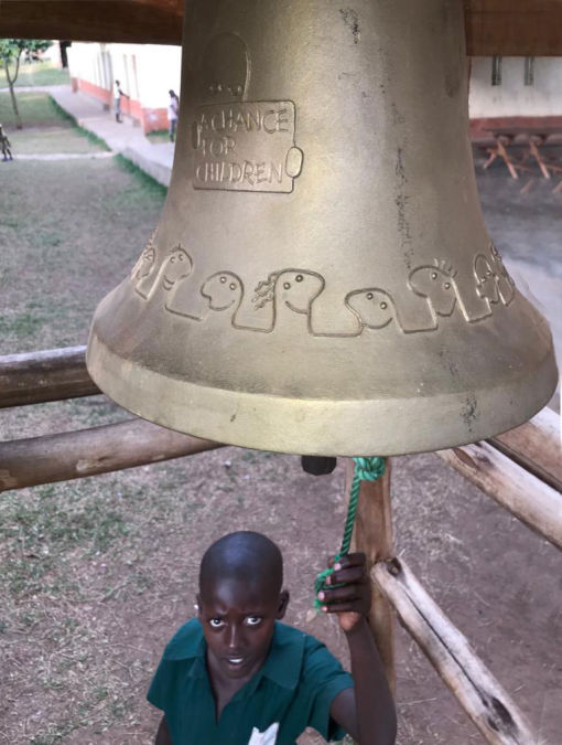 Es ist kurz vor dem Abendessen als ich in Nateete ankomme. Ein Kind läutet gerade die Glocke zum Abendessen. Eine extra für KINDERN EINE CHANCE angefertigte Glocke, ein Geschenk der Firma Grassmay