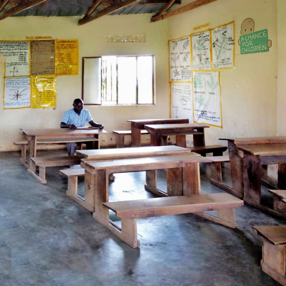 KINDERN EINE CHANCE: Noch sitzt Teacher Hamza ganz alleine in seinem Klassenraum in der Josef Marth Primary School in Lubajja.