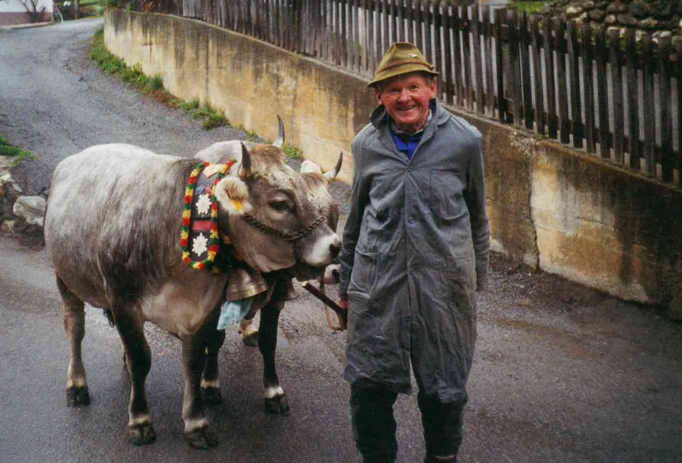 Josef Marth, ein Bauer aus Serfaus, ist in Uganda ein Held. 