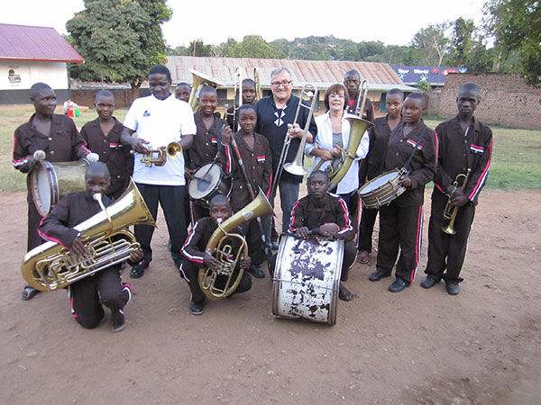 Brasband Im 2. Jahr begann der Aufbau unserer 1. Brassband "A CHANCE FOR CHILDREN" Alle Instrumente brachten wir aus Salzburg mit. Spenden von verschiedensten Leuten, Musikkapellen, Musikern...