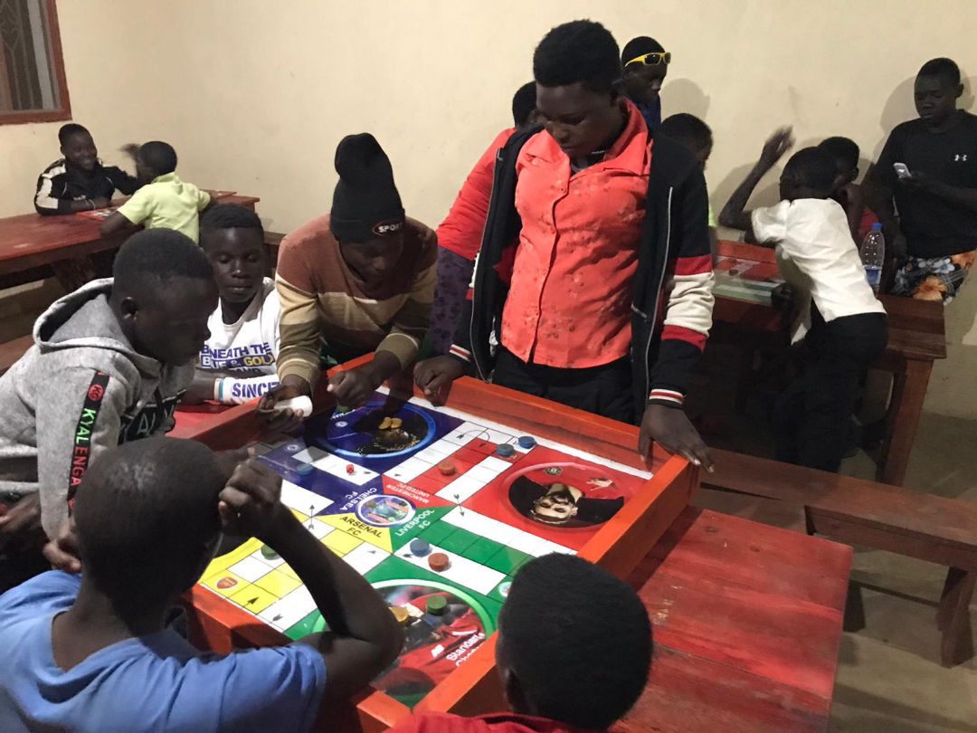 Kindern eine Chance: Und was machen unsere Jugendlichen dann am Abend? Zum Beispiel Ludo spielen, bei uns bekannt als „Mensch ärgere dich nicht“