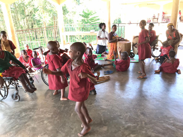 Kindern eine Chance: …musizierten und tanzten…