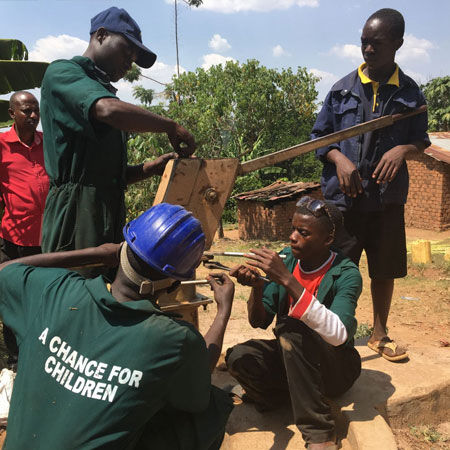 Der Zugang und die Qualität des Trinkwassers in Uganda sind leider oft erschreckend schlecht. Nur etwa 33 % der Bevölkerung im ländlichen Raum steht sauberes Trinkwasser zu Verfügung.